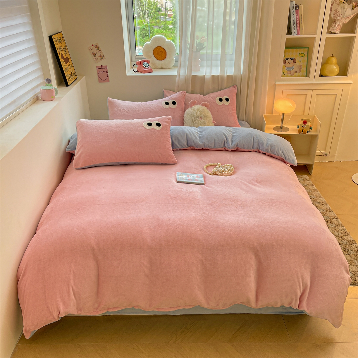 91家纺网 家纺一手货源 找家纺 雨洋家纺 2025新款牛奶绒双面毛巾绣单品被套-大眼萌系列 R绒大眼萌草莓海盐