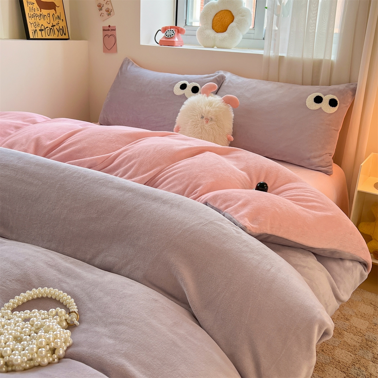 91家纺网 家纺一手货源 找家纺 雨洋家纺 2025新款牛奶绒双面毛巾绣单品被套-大眼萌系列 R绒大眼萌葡萄奶缇