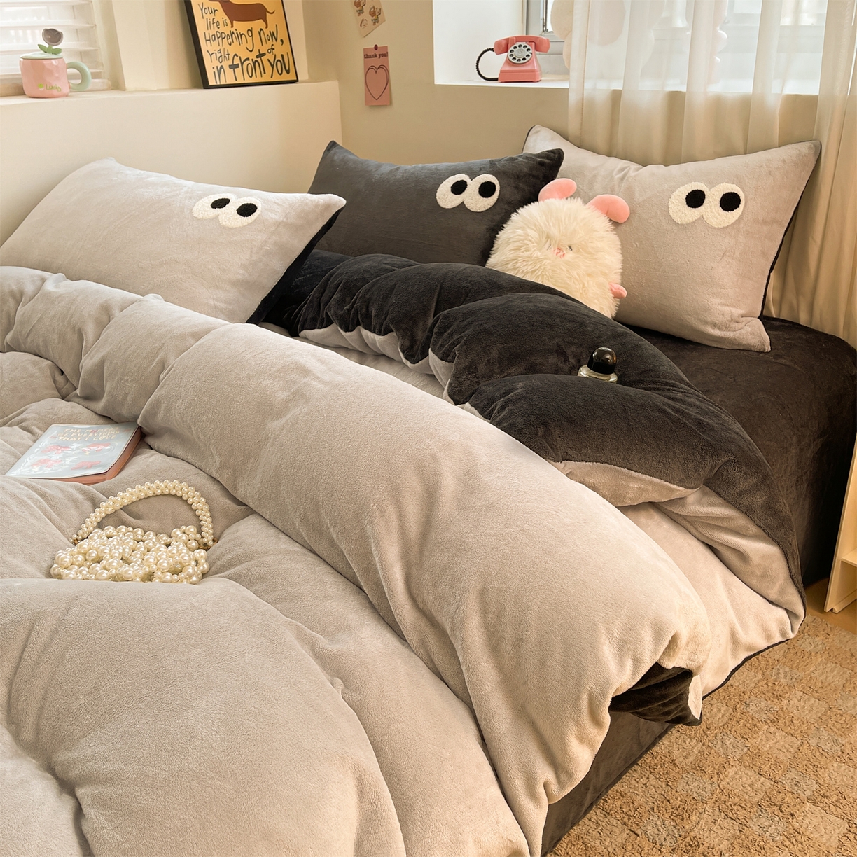 91家纺网 家纺一手货源 找家纺 雨洋家纺 2025新款牛奶绒双面毛巾绣单品被套-大眼萌系列 R绒大眼萌深灰椰椰