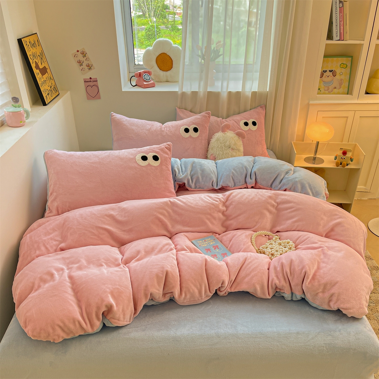 91家纺网 家纺一手货源 找家纺 雨洋家纺 2025新款牛奶绒双面毛巾绣单品被套-大眼萌系列 R绒大眼萌草莓海盐