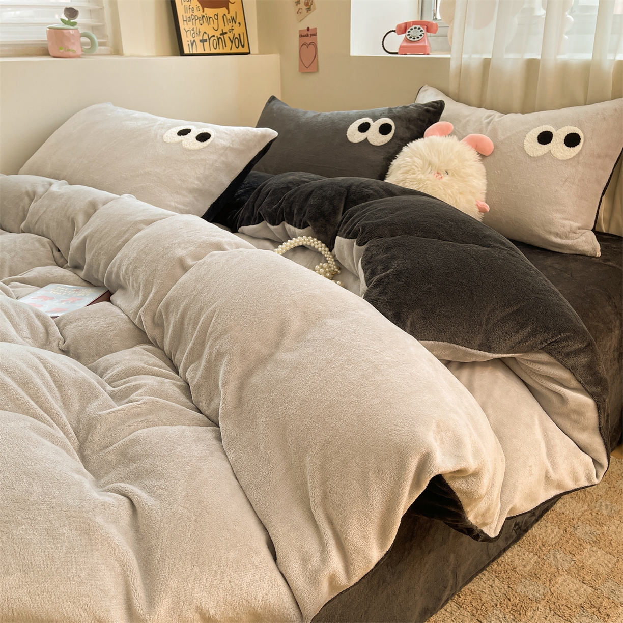 91家纺网 家纺一手货源 找家纺 雨洋家纺 2025新款牛奶绒双面毛巾绣单品被套-大眼萌系列 R绒大眼萌深灰椰椰