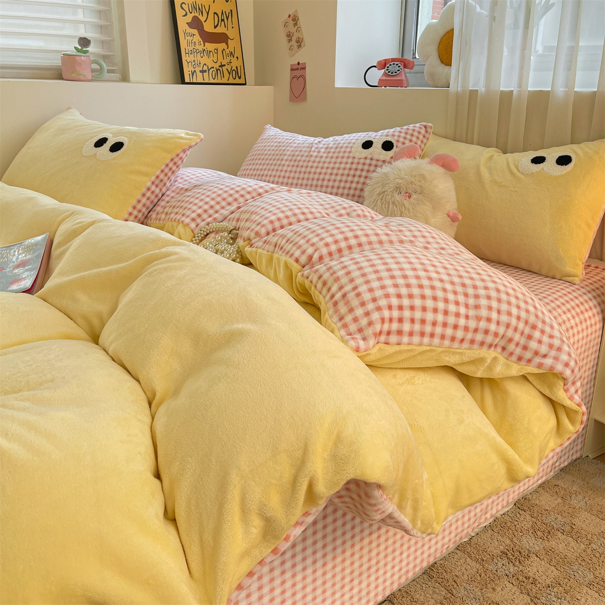 91家纺网 家纺一手货源 找家纺 雨洋家纺 2025新款牛奶绒双面毛巾绣单品被套-大眼萌系列 R绒大眼萌黄黄粉格