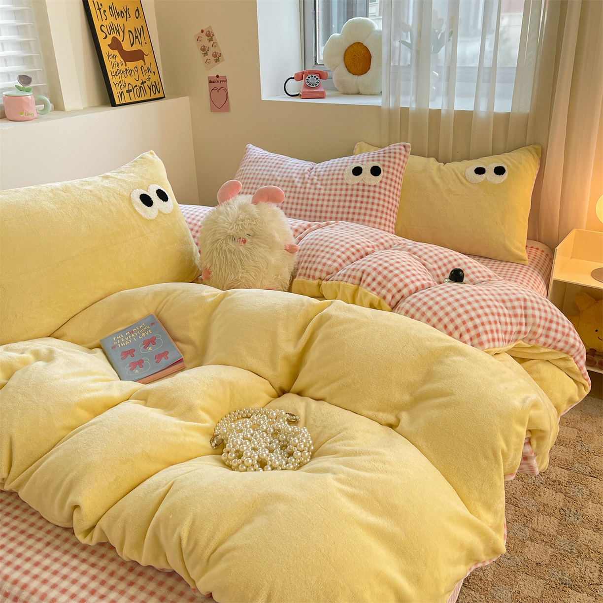 91家纺网 家纺一手货源 找家纺 雨洋家纺 2025新款牛奶绒双面毛巾绣单品被套-大眼萌系列 R绒大眼萌黄黄粉格
