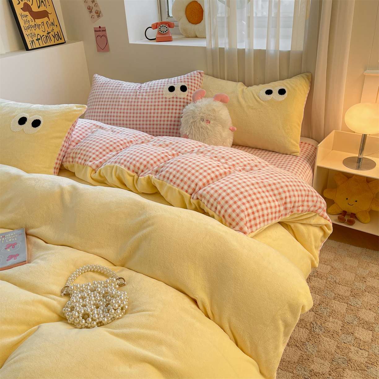 91家纺网 家纺一手货源 找家纺 雨洋家纺 2025新款牛奶绒双面毛巾绣单品被套-大眼萌系列 R绒大眼萌黄黄粉格