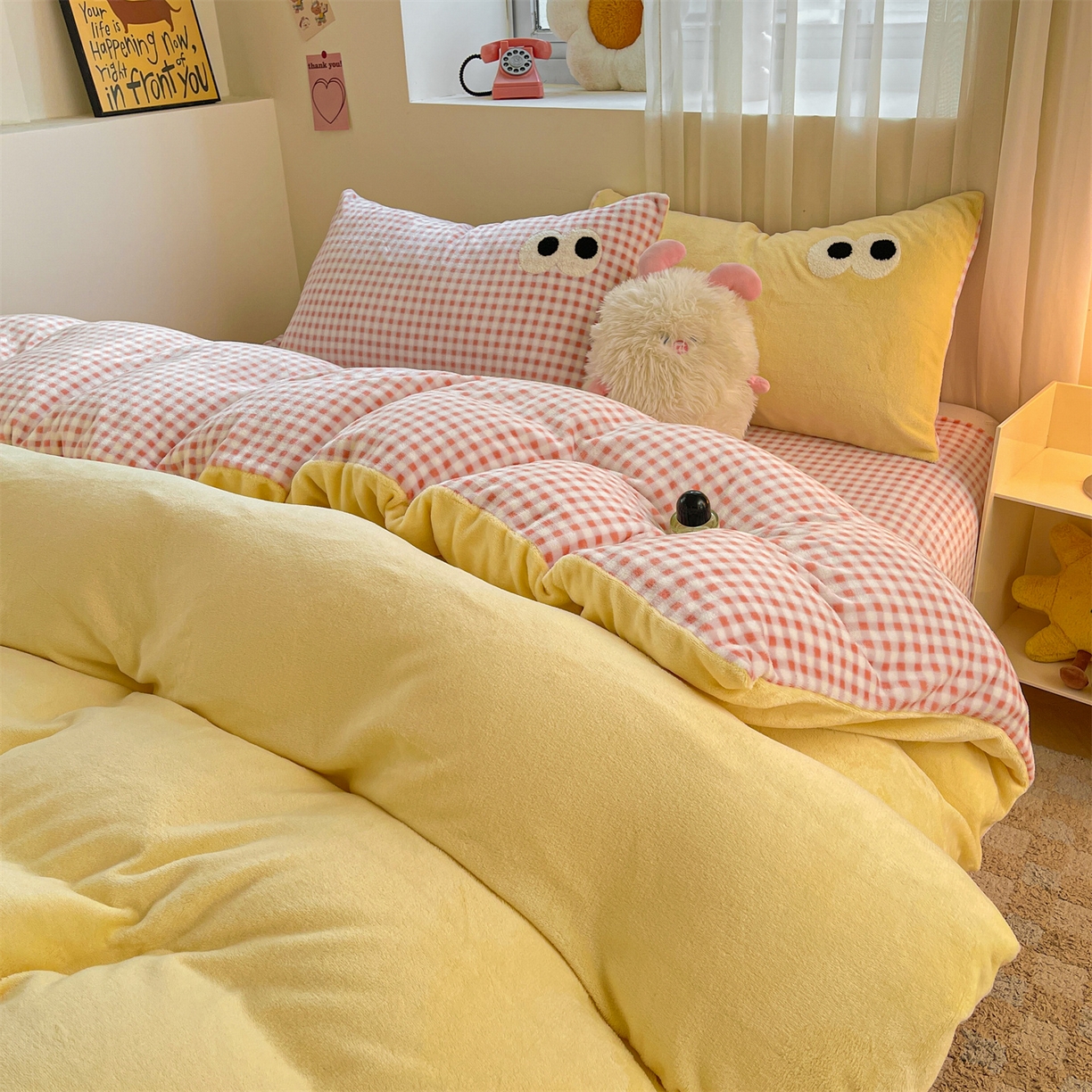 91家纺网 家纺一手货源 找家纺 雨洋家纺 2025新款牛奶绒双面毛巾绣单品被套-大眼萌系列 R绒大眼萌黄黄粉格