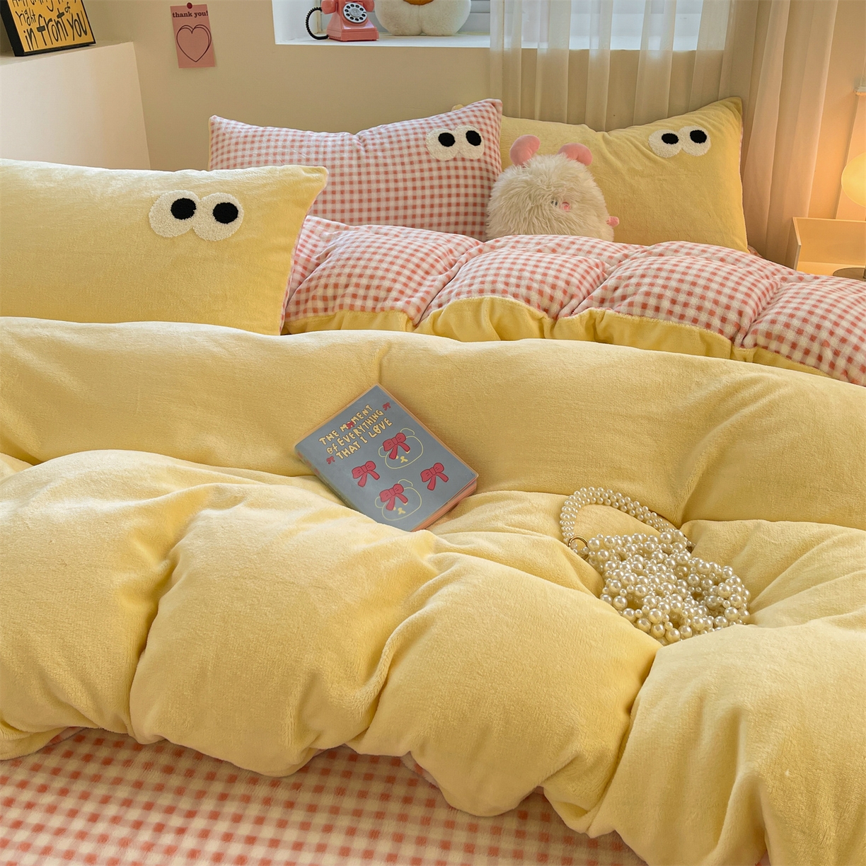91家纺网 家纺一手货源 找家纺 雨洋家纺 2025新款牛奶绒双面毛巾绣单品被套-大眼萌系列 R绒大眼萌黄黄粉格