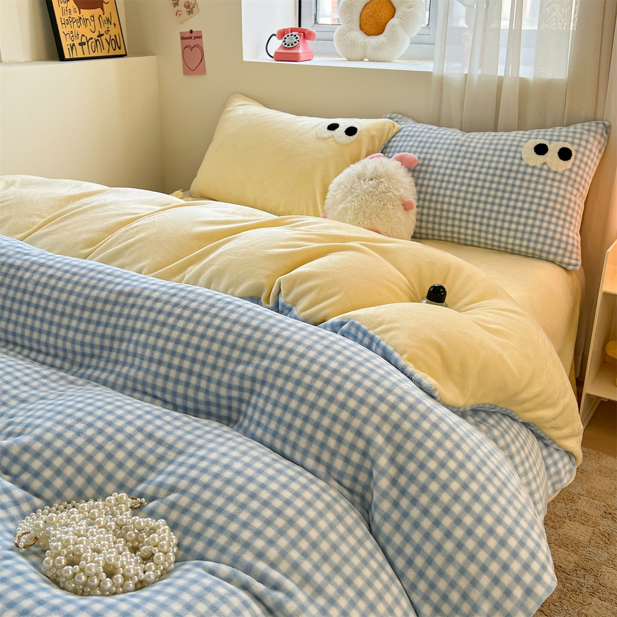 91家纺网 家纺一手货源 找家纺 雨洋家纺 2025新款牛奶绒双面毛巾绣单品被套-大眼萌系列 R绒大眼萌蓝格黄黄