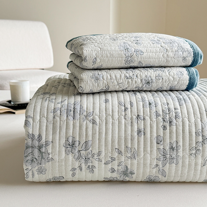 91家纺网 家纺一手货源 找家纺 卢赛尔 2025新款印花加厚原麻宝宝绒双拼保暖床盖款三件套 青千雪