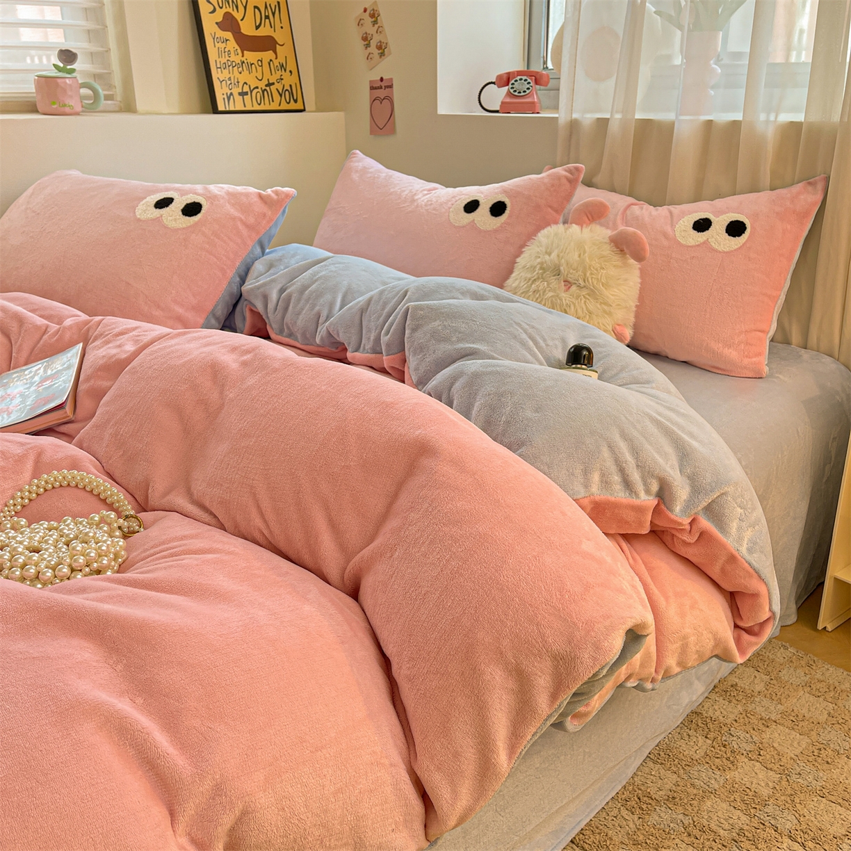 91家纺网 家纺一手货源 找家纺 雨洋家纺 2025新款牛奶绒双面毛巾绣单品被套-大眼萌系列 R绒大眼萌草莓海盐