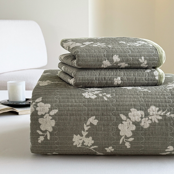 91家纺网 家纺一手货源 找家纺 卢赛尔 2025新款印花加厚原麻宝宝绒双拼保暖床盖款三件套 森屿