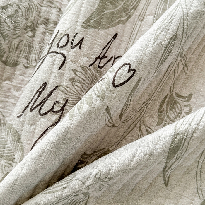 91家纺网 家纺一手货源 找家纺 卢赛尔 2025新款印花加厚原麻宝宝绒双拼保暖床盖款三件套 草芙蓉