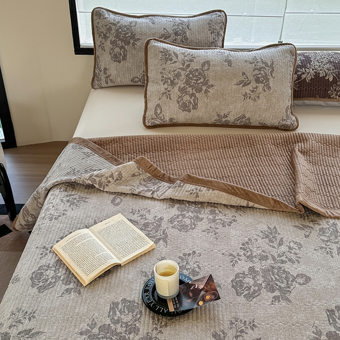 91家纺网 家纺一手货源 找家纺 卢赛尔 2025新款印花加厚原麻宝宝绒双拼保暖床盖款三件套 花眠