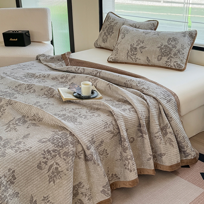 91家纺网 家纺一手货源 找家纺 卢赛尔 2025新款印花加厚原麻宝宝绒双拼保暖床盖款三件套 花眠