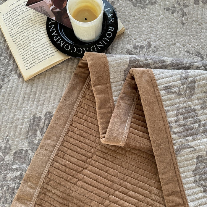 91家纺网 家纺一手货源 找家纺 卢赛尔 2025新款印花加厚原麻宝宝绒双拼保暖床盖款三件套 花眠