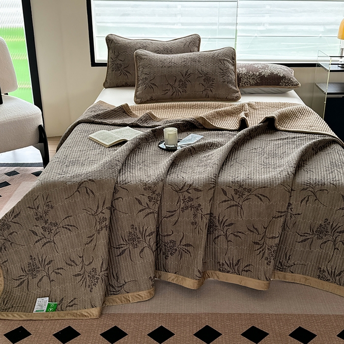 91家纺网 家纺一手货源 找家纺 卢赛尔 2025新款印花加厚原麻宝宝绒双拼保暖床盖款三件套 南栀羽