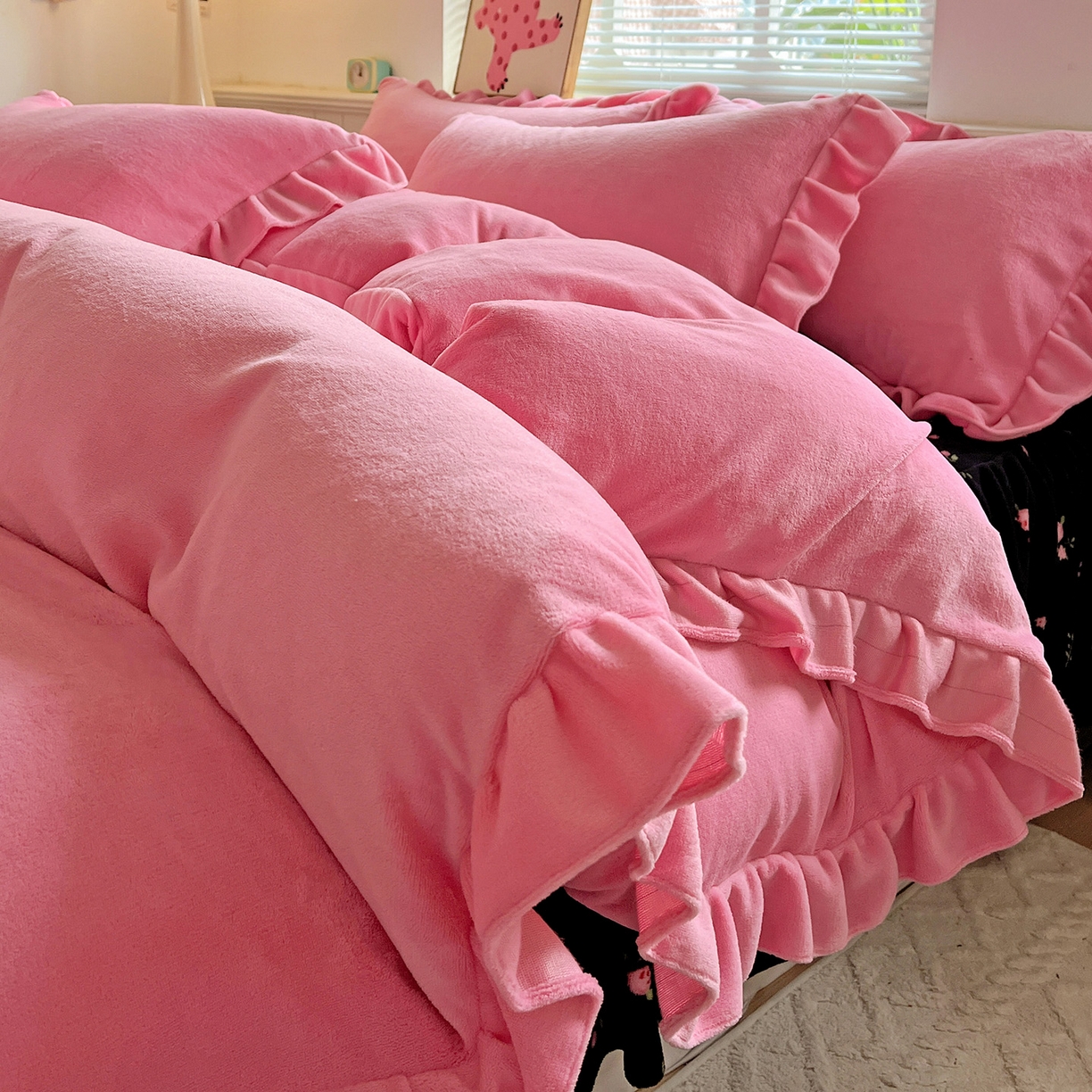 91家纺网 家纺一手货源 找家纺 （总）富米莱（原臻工厂） 2025新款热卖舒适花边牛奶绒床盖床裙床单四件套