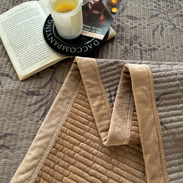 91家纺网 家纺一手货源 找家纺 卢赛尔 2025新款印花加厚原麻宝宝绒双拼保暖床盖款三件套 南栀羽