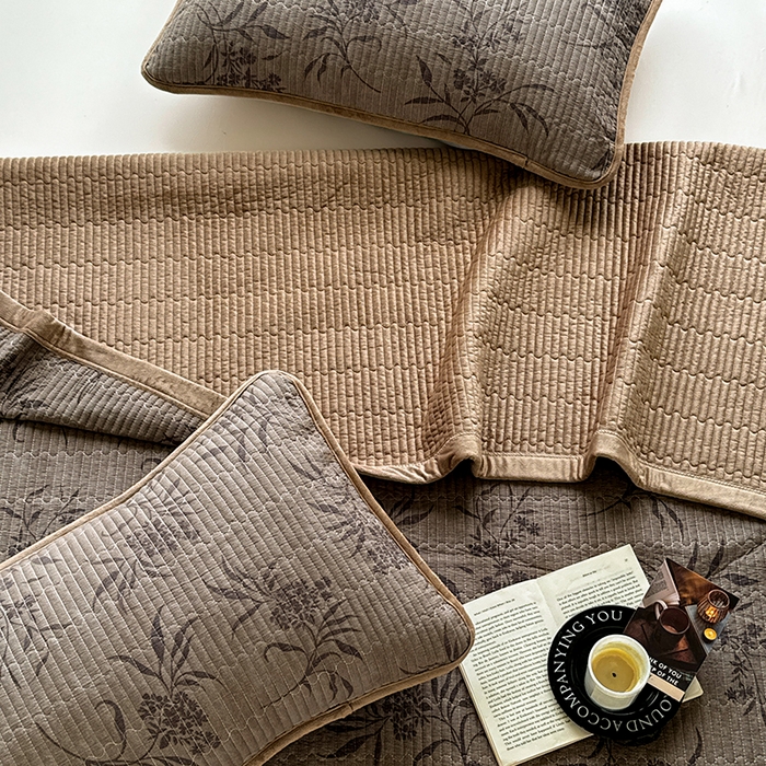 91家纺网 家纺一手货源 找家纺 卢赛尔 2025新款印花加厚原麻宝宝绒双拼保暖床盖款三件套 南栀羽