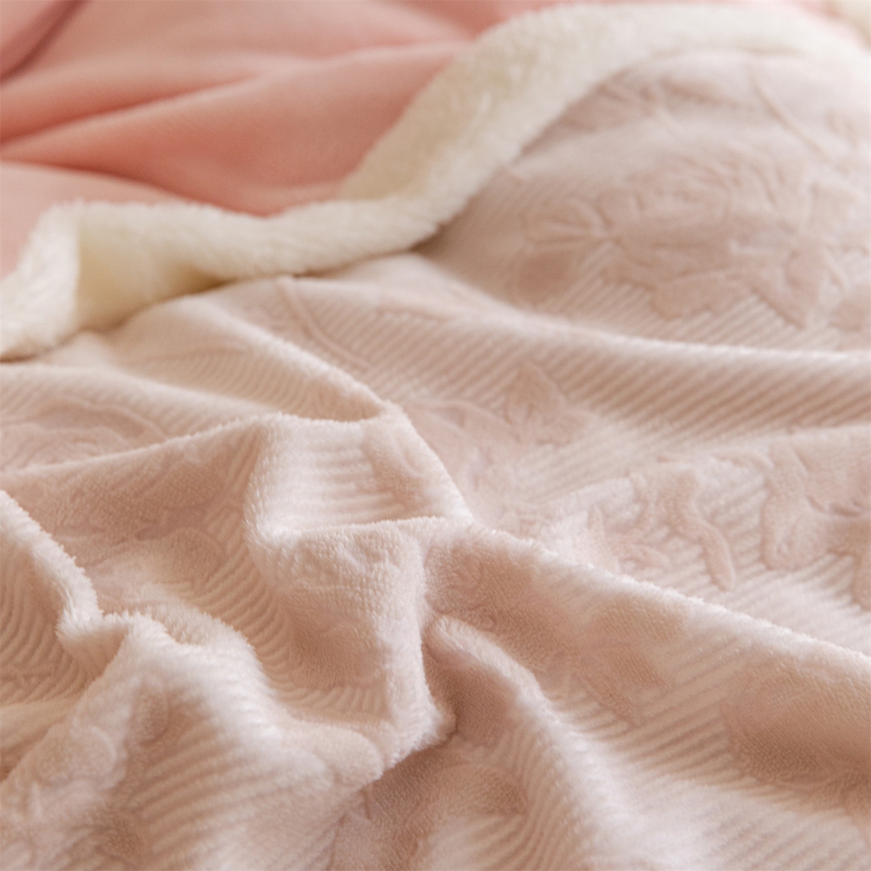 91家纺网 家纺一手货源 找家纺 遇见家居生活馆 2025新款高克重雕花绒拼接刺绣四件套系列-艾菲妮 玫瑰-靓粉（浅）