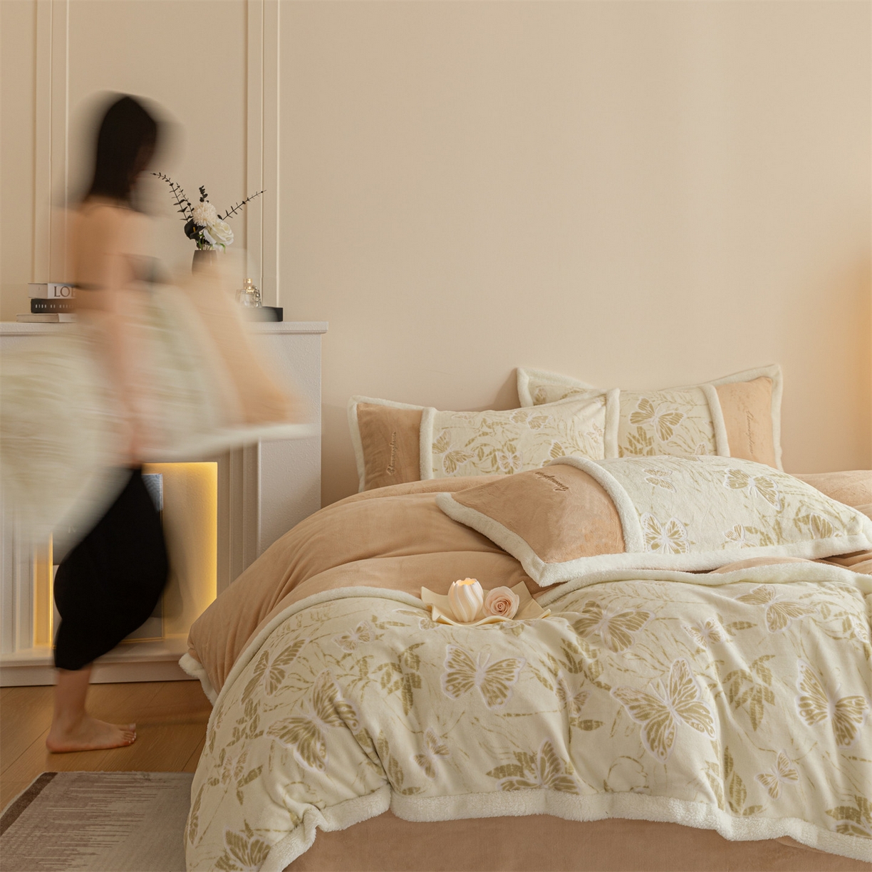 91家纺网 家纺一手货源 找家纺 遇见家居生活馆 2025新款高克重雕花绒拼接刺绣四件套系列-艾菲妮 蝴蝶-香槟色