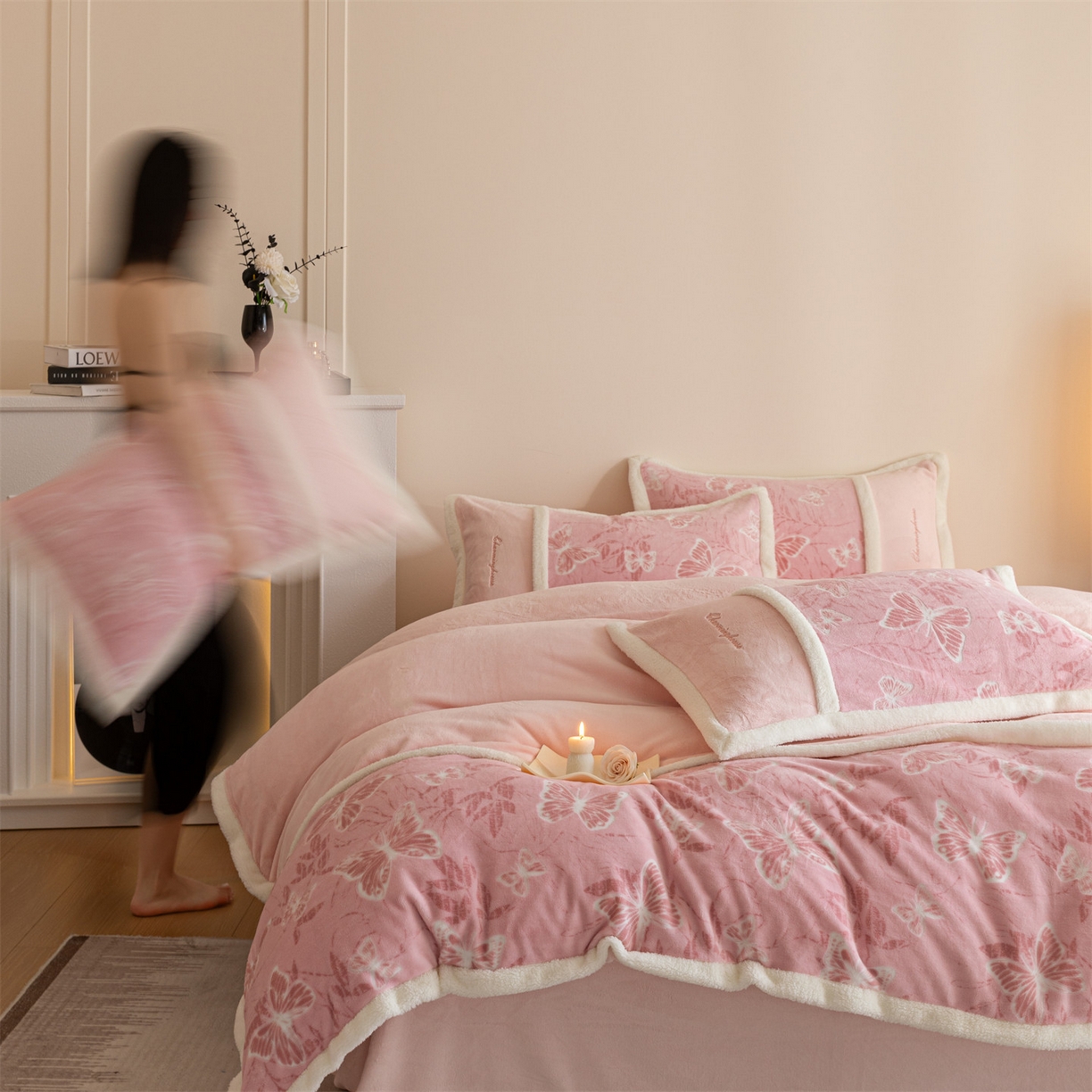 91家纺网 家纺一手货源 找家纺 遇见家居生活馆 2025新款高克重雕花绒拼接刺绣四件套系列-艾菲妮 蝴蝶-靓粉（深）