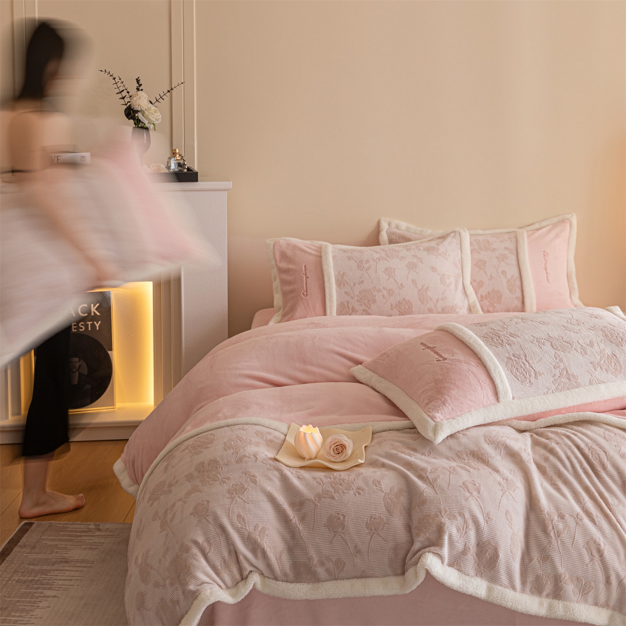91家纺网 家纺一手货源 找家纺 遇见家居生活馆 2025新款高克重雕花绒拼接刺绣四件套系列-艾菲妮 玫瑰-靓粉（浅）