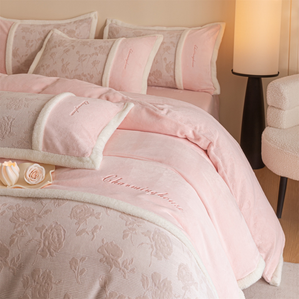 91家纺网 家纺一手货源 找家纺 遇见家居生活馆 2025新款高克重雕花绒拼接刺绣四件套系列-艾菲妮 玫瑰-靓粉（浅）