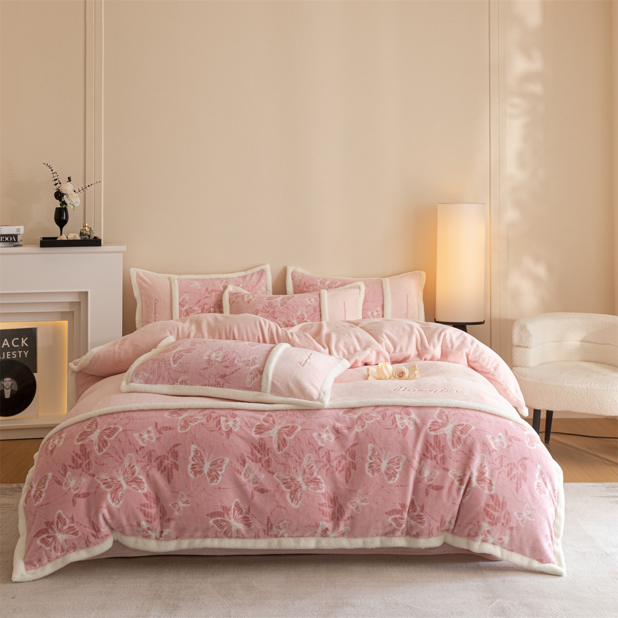 91家纺网 家纺一手货源 找家纺 遇见家居生活馆 2025新款高克重雕花绒拼接刺绣四件套系列-艾菲妮 蝴蝶-靓粉（深）