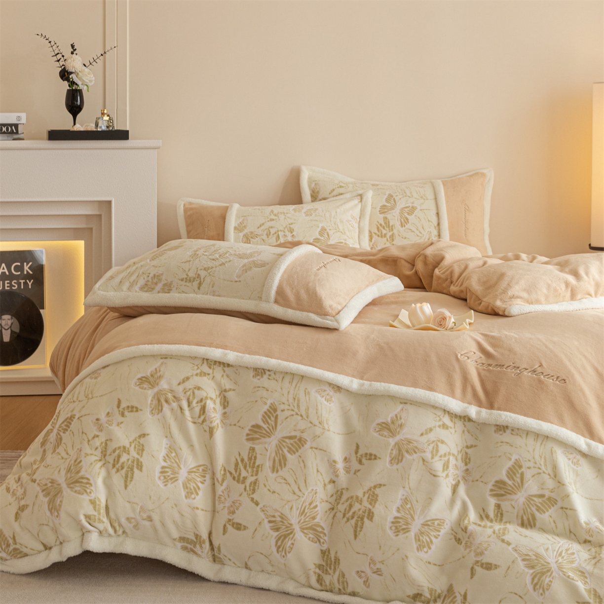 91家纺网 家纺一手货源 找家纺 遇见家居生活馆 2025新款高克重雕花绒拼接刺绣四件套系列-艾菲妮 蝴蝶-香槟色