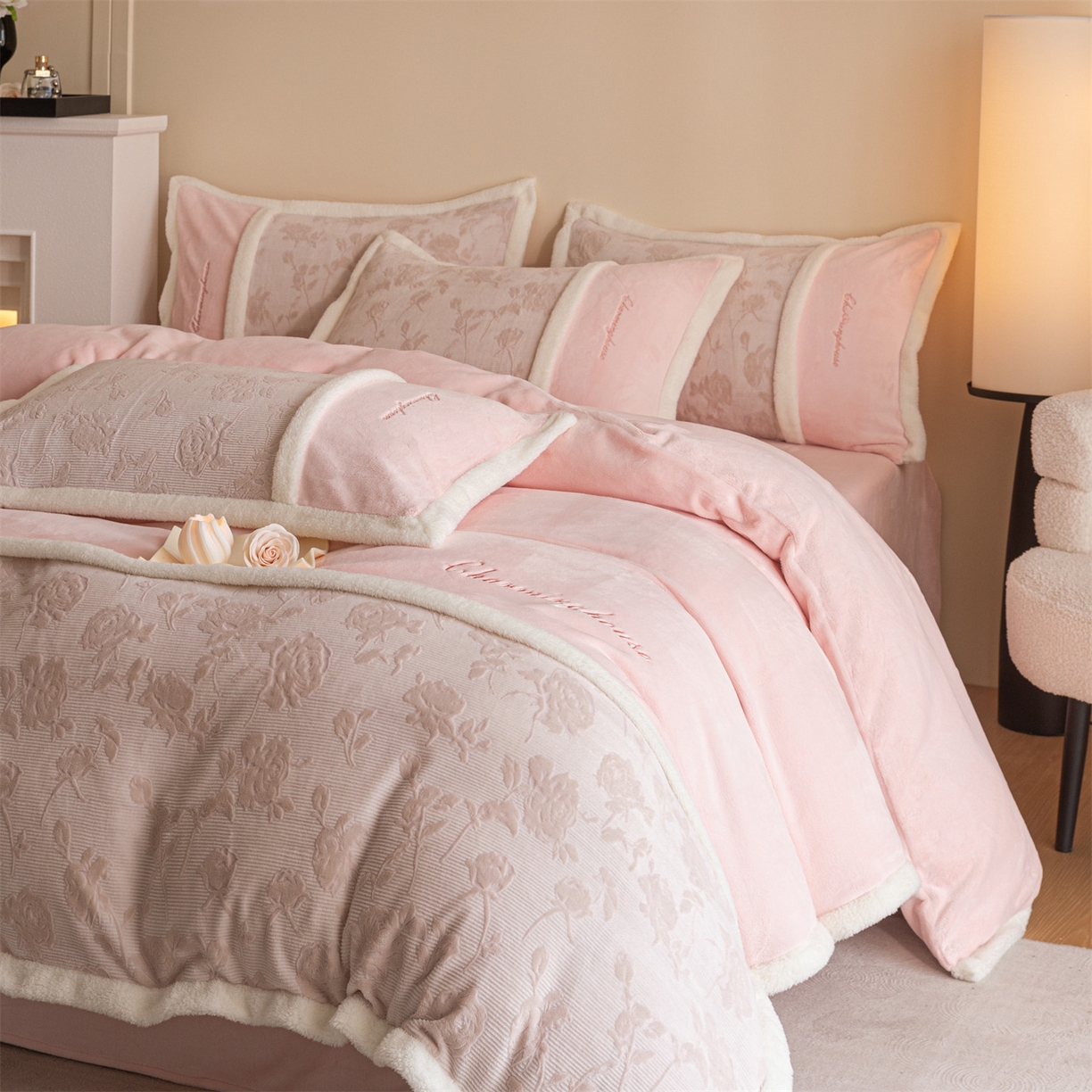 91家纺网 家纺一手货源 找家纺 遇见家居生活馆 2025新款高克重雕花绒拼接刺绣四件套系列-艾菲妮 玫瑰-靓粉（浅）