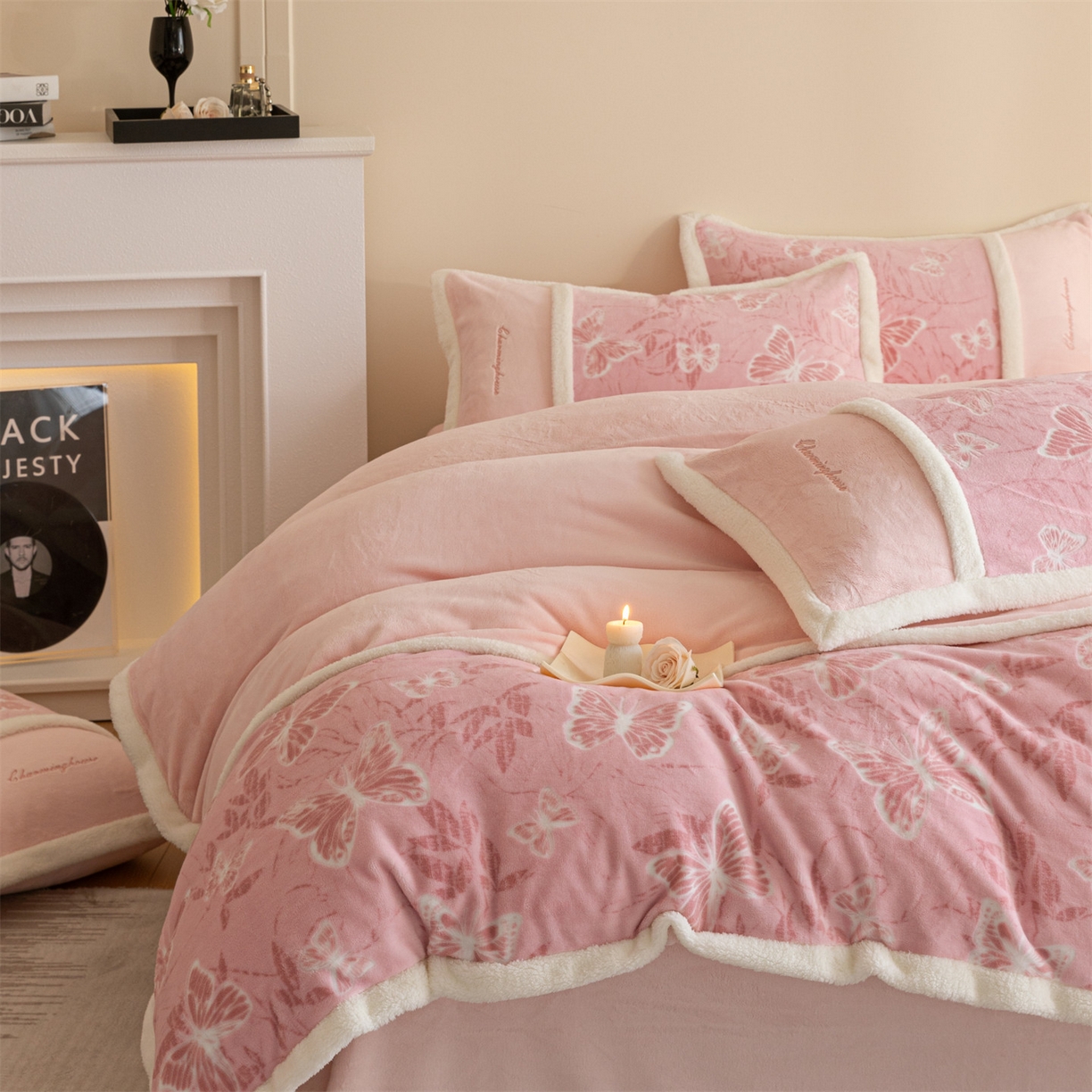 91家纺网 家纺一手货源 找家纺 遇见家居生活馆 2025新款高克重雕花绒拼接刺绣四件套系列-艾菲妮 蝴蝶-靓粉（深）