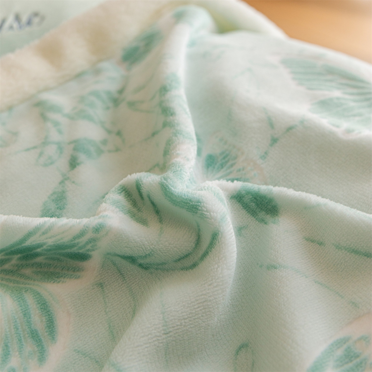 91家纺网 家纺一手货源 找家纺 遇见家居生活馆 2025新款高克重雕花绒拼接刺绣四件套系列-艾菲妮 蝴蝶-清澈蓝