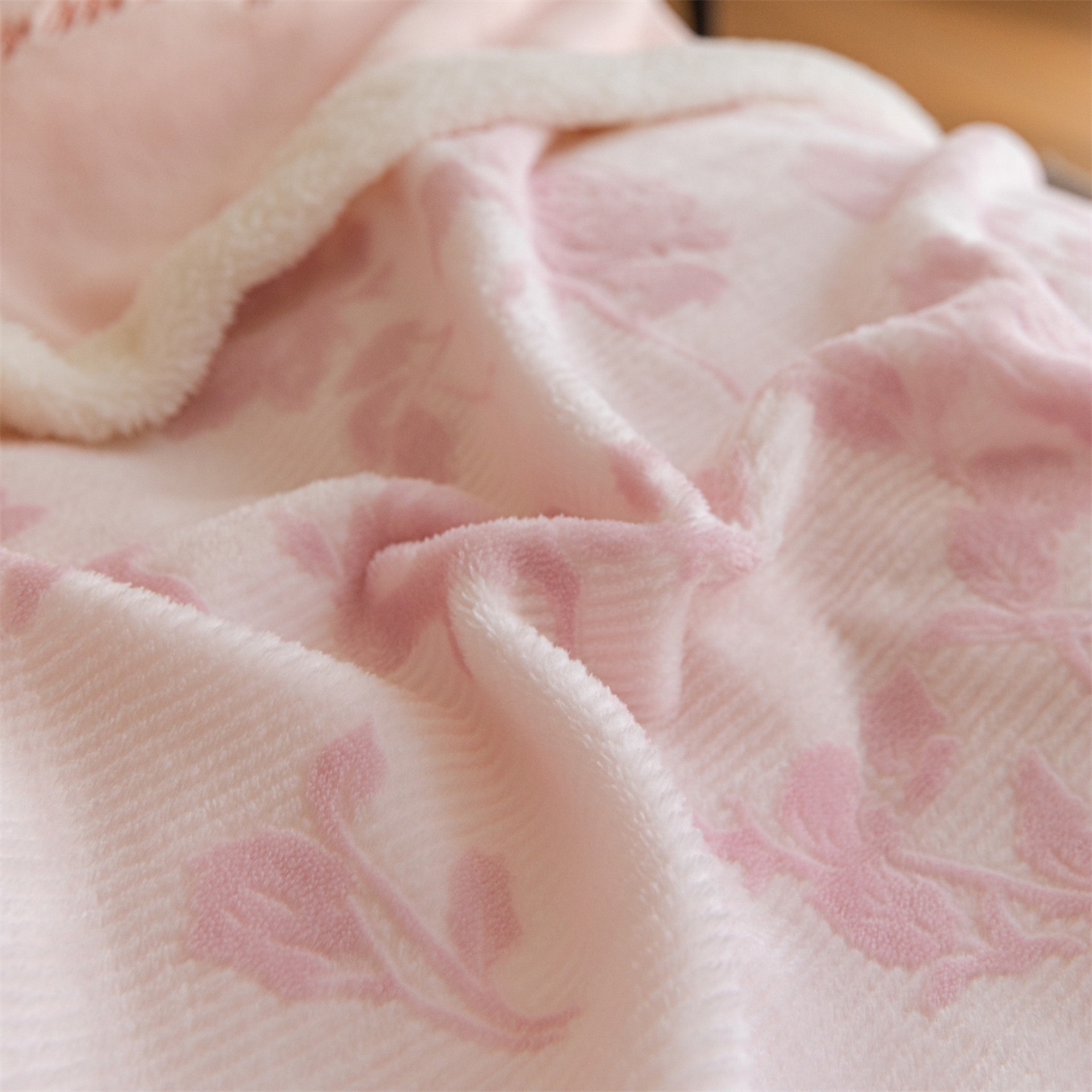 91家纺网 家纺一手货源 找家纺 遇见家居生活馆 2025新款高克重雕花绒拼接刺绣四件套系列-艾菲妮 玫瑰-靓粉（深）