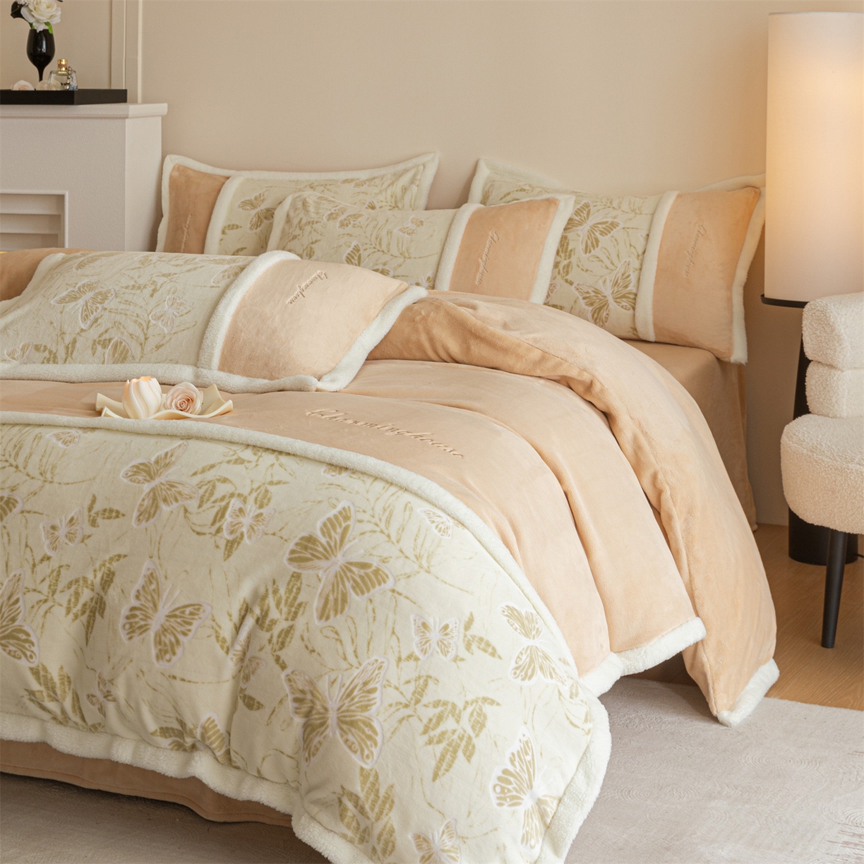 91家纺网 家纺一手货源 找家纺 遇见家居生活馆 2025新款高克重雕花绒拼接刺绣四件套系列-艾菲妮 蝴蝶-香槟色