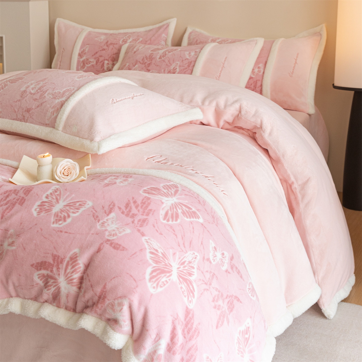 91家纺网 家纺一手货源 找家纺 遇见家居生活馆 2025新款高克重雕花绒拼接刺绣四件套系列-艾菲妮 蝴蝶-靓粉（深）