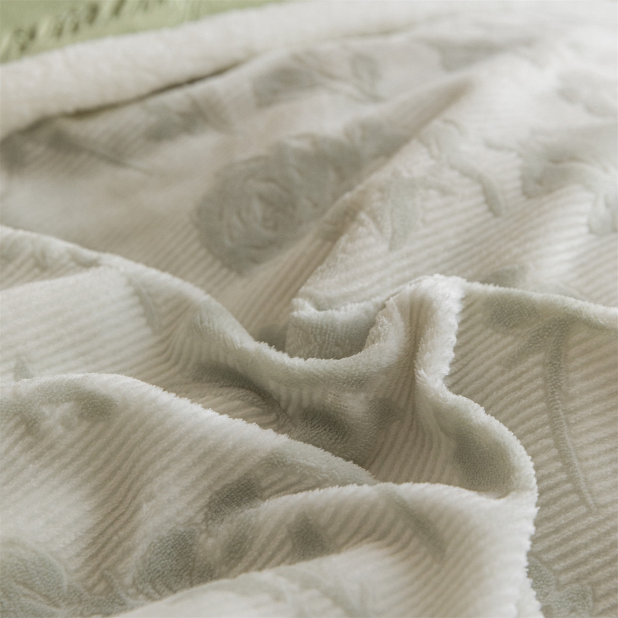 91家纺网 家纺一手货源 找家纺 遇见家居生活馆 2025新款高克重雕花绒拼接刺绣四件套系列-艾菲妮 玫瑰-月白绿