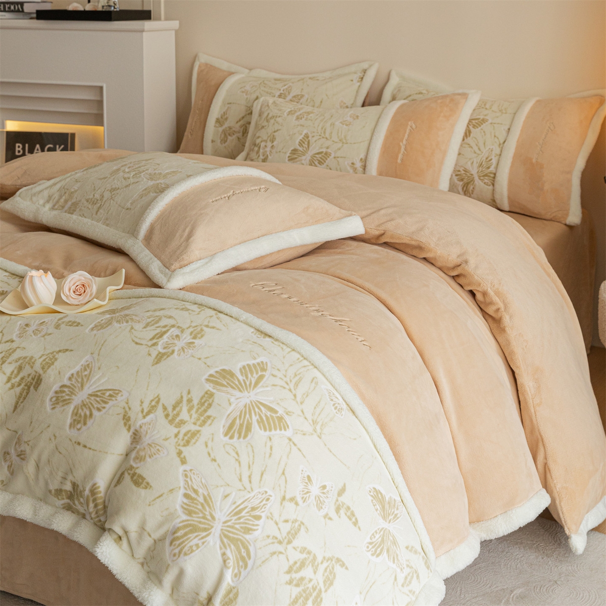 91家纺网 家纺一手货源 找家纺 遇见家居生活馆 2025新款高克重雕花绒拼接刺绣四件套系列-艾菲妮 蝴蝶-香槟色