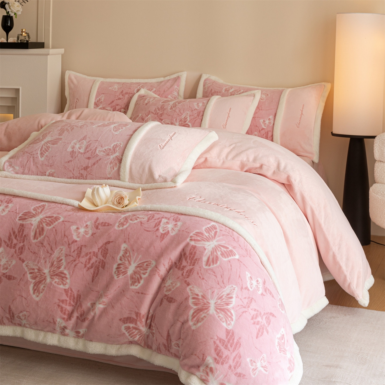 91家纺网 家纺一手货源 找家纺 遇见家居生活馆 2025新款高克重雕花绒拼接刺绣四件套系列-艾菲妮 蝴蝶-靓粉（深）