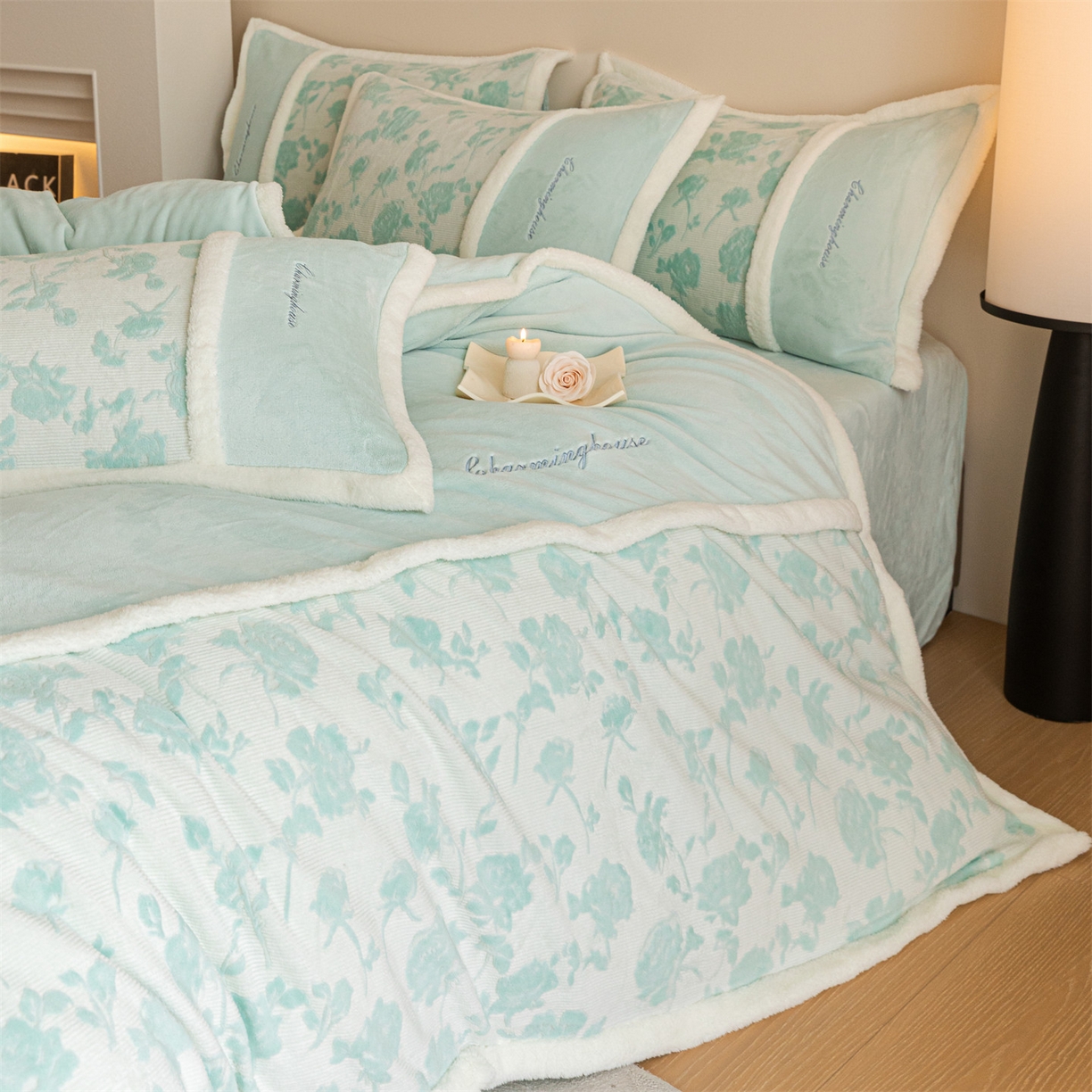 91家纺网 家纺一手货源 找家纺 遇见家居生活馆 2025新款高克重雕花绒拼接刺绣四件套系列-艾菲妮 玫瑰-清澈蓝