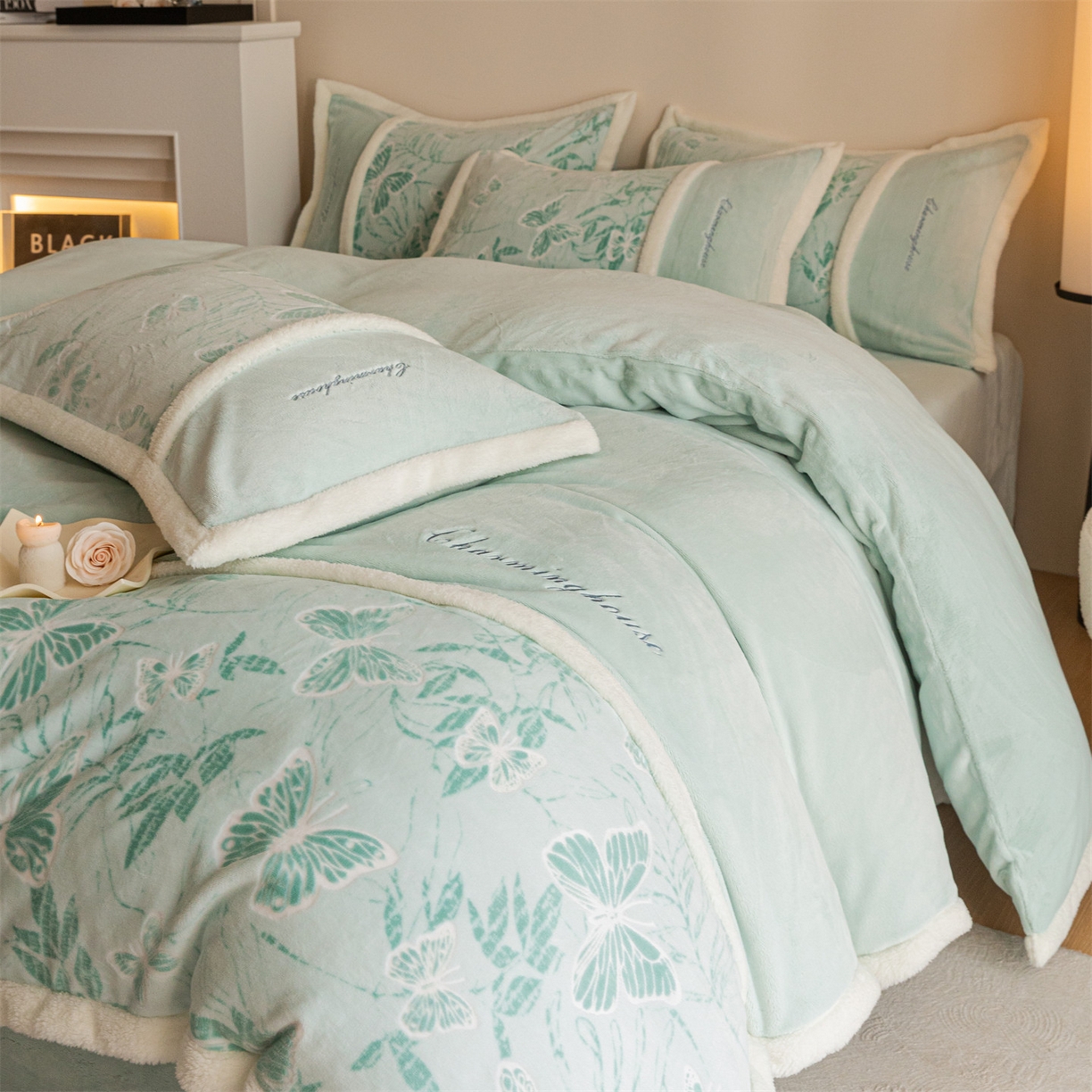 91家纺网 家纺一手货源 找家纺 遇见家居生活馆 2025新款高克重雕花绒拼接刺绣四件套系列-艾菲妮 蝴蝶-清澈蓝