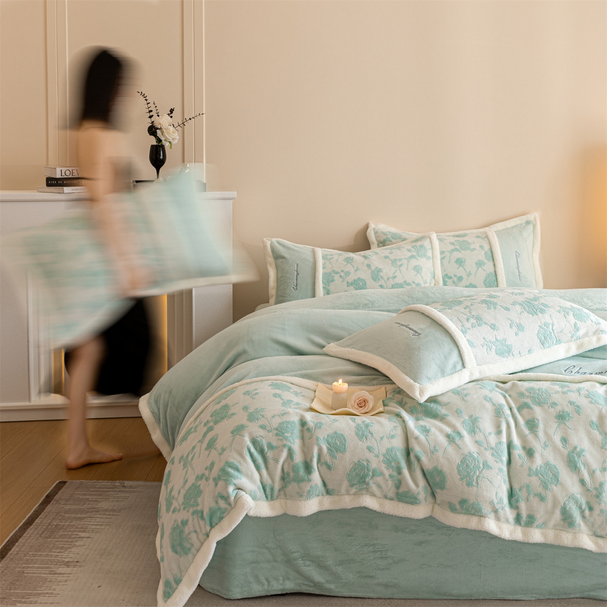 91家纺网 家纺一手货源 找家纺 遇见家居生活馆 2025新款高克重雕花绒拼接刺绣四件套系列-艾菲妮 玫瑰-清澈蓝