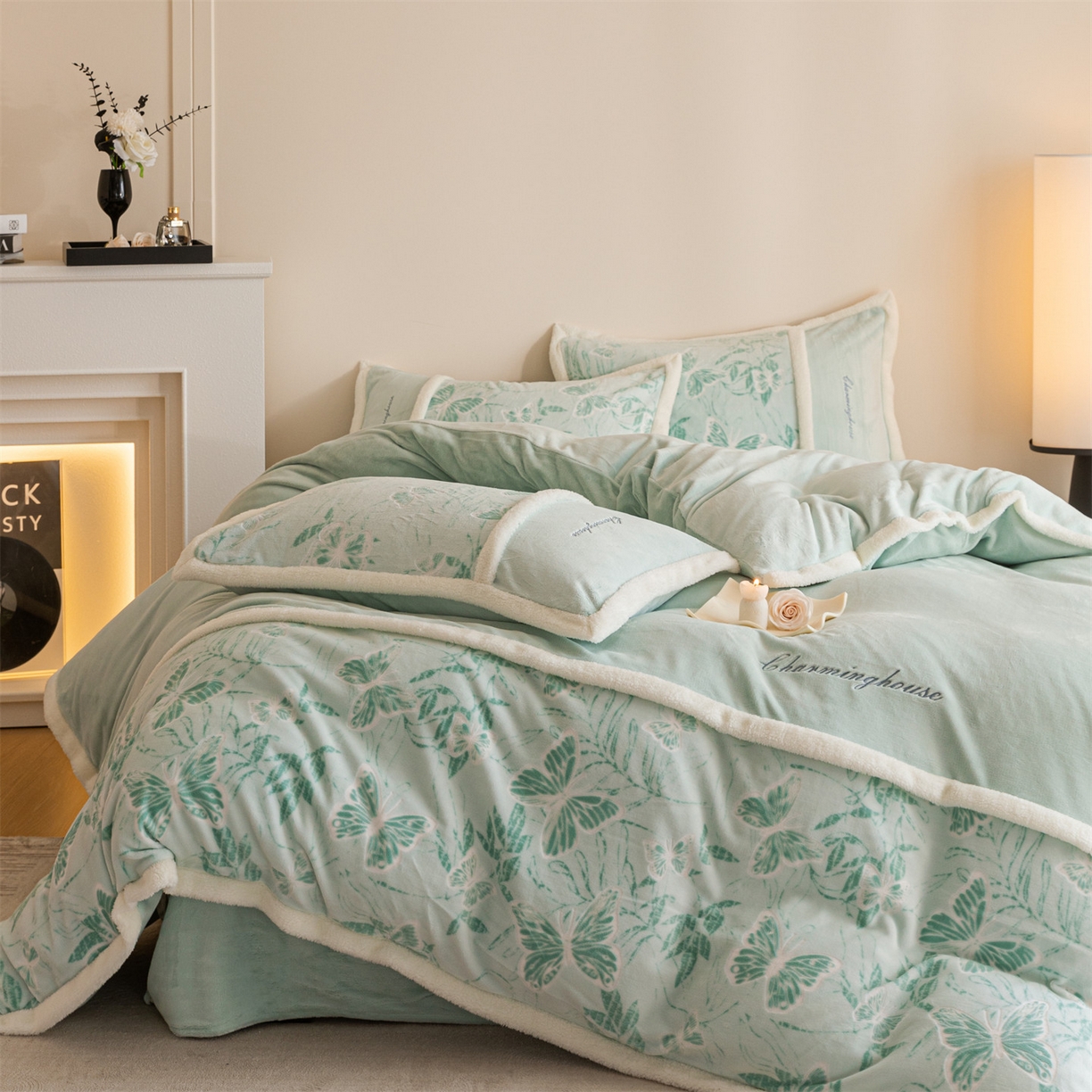 91家纺网 家纺一手货源 找家纺 遇见家居生活馆 2025新款高克重雕花绒拼接刺绣四件套系列-艾菲妮 蝴蝶-清澈蓝