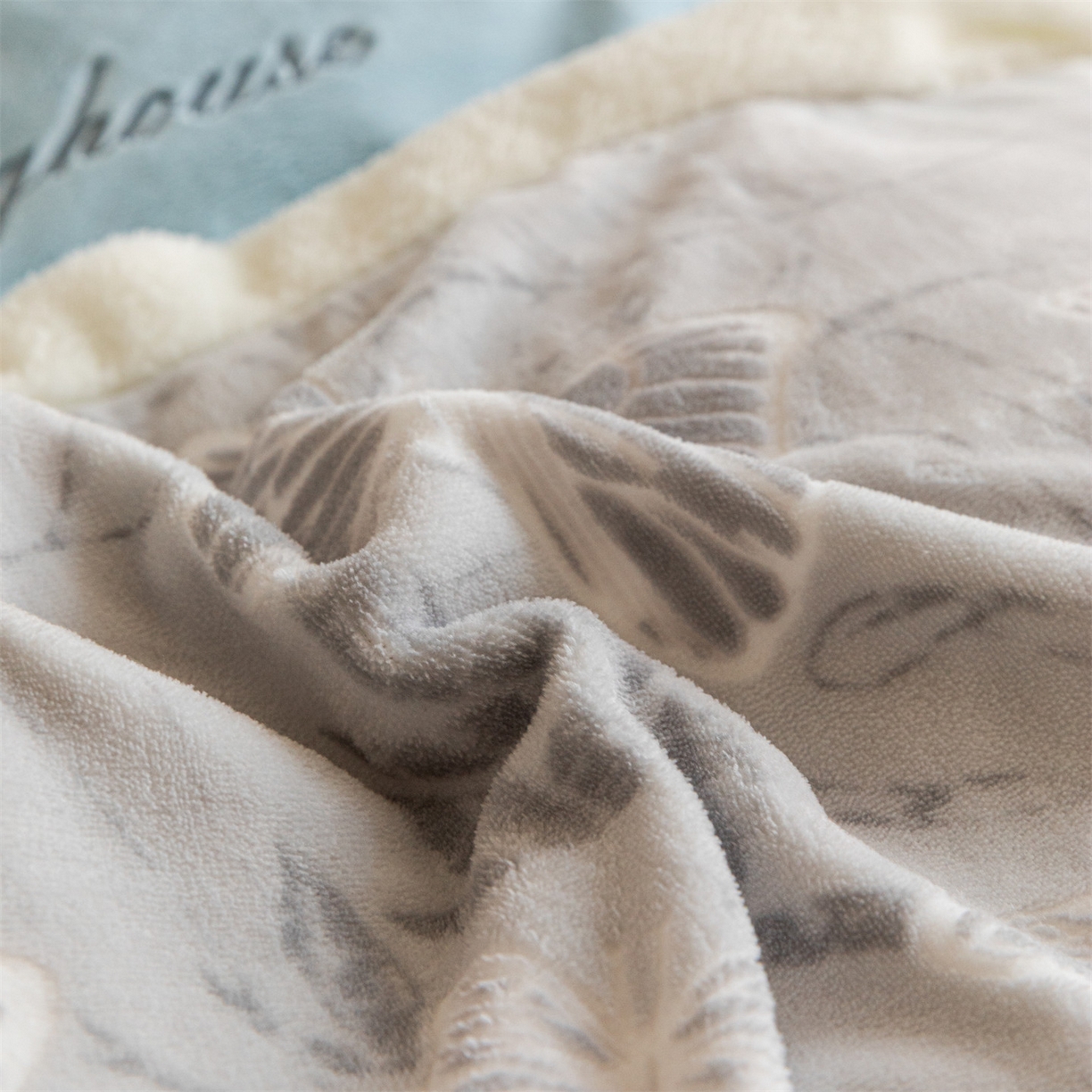 91家纺网 家纺一手货源 找家纺 遇见家居生活馆 2025新款高克重雕花绒拼接刺绣四件套系列-艾菲妮 蝴蝶-天空蓝