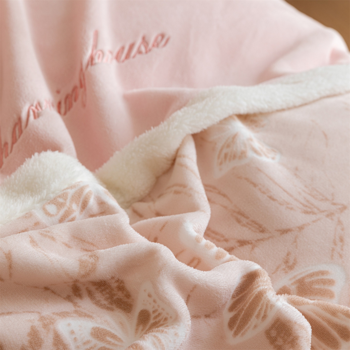 91家纺网 家纺一手货源 找家纺 遇见家居生活馆 2025新款高克重雕花绒拼接刺绣四件套系列-艾菲妮 蝴蝶-靓粉（浅）