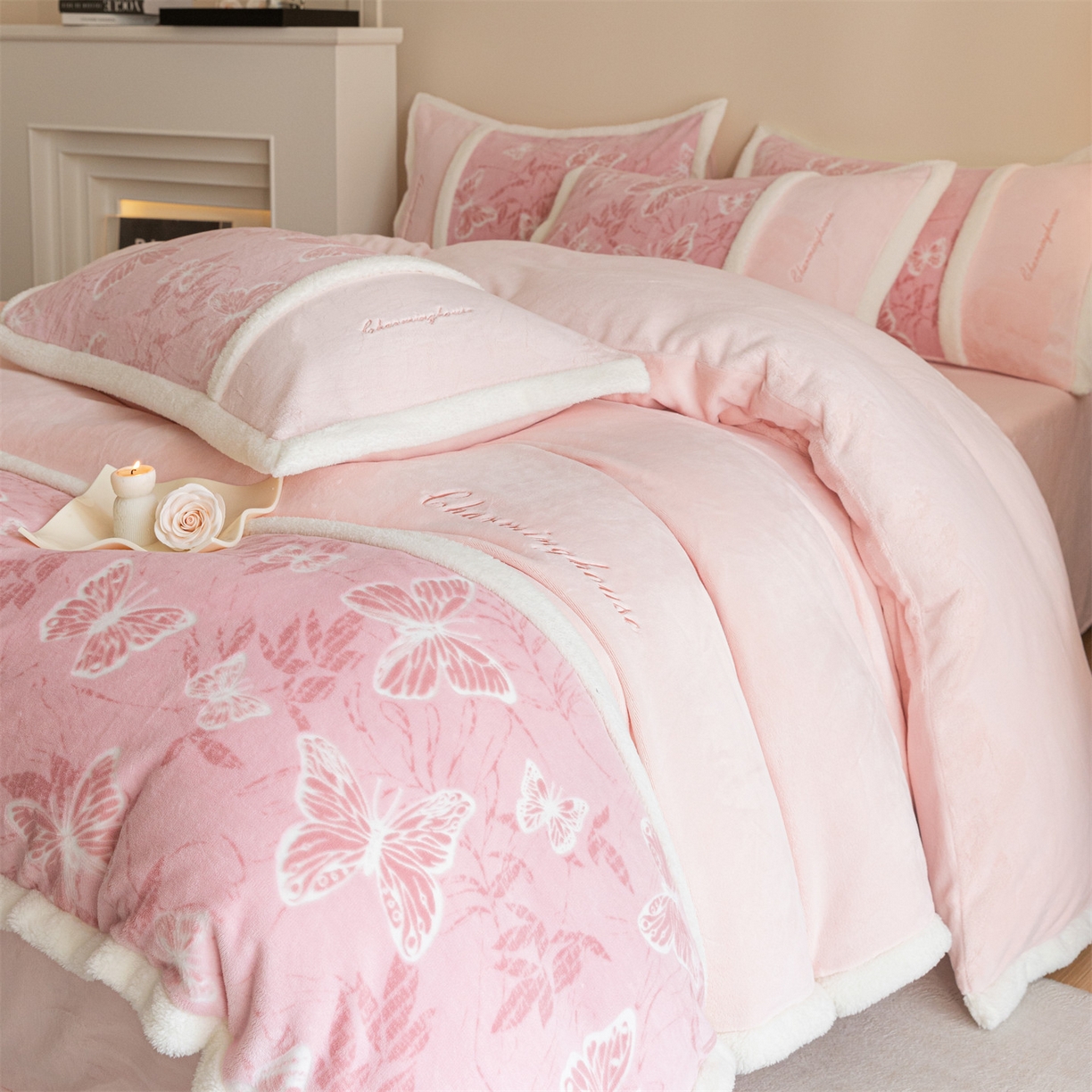 91家纺网 家纺一手货源 找家纺 遇见家居生活馆 2025新款高克重雕花绒拼接刺绣四件套系列-艾菲妮 蝴蝶-靓粉（深）