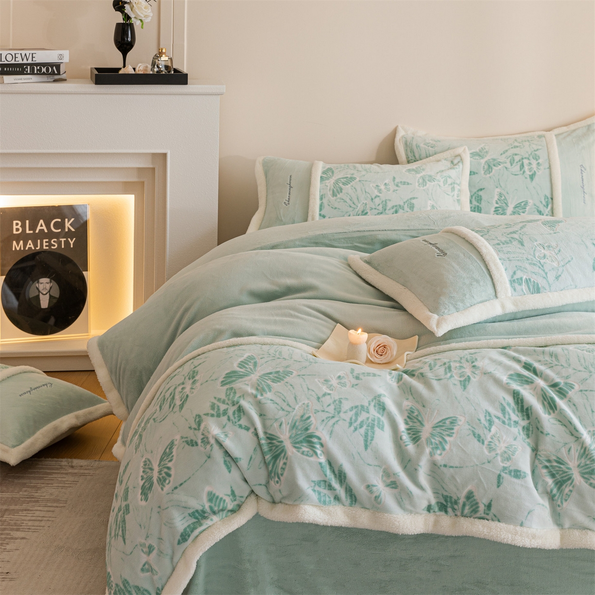 91家纺网 家纺一手货源 找家纺 遇见家居生活馆 2025新款高克重雕花绒拼接刺绣四件套系列-艾菲妮 蝴蝶-清澈蓝