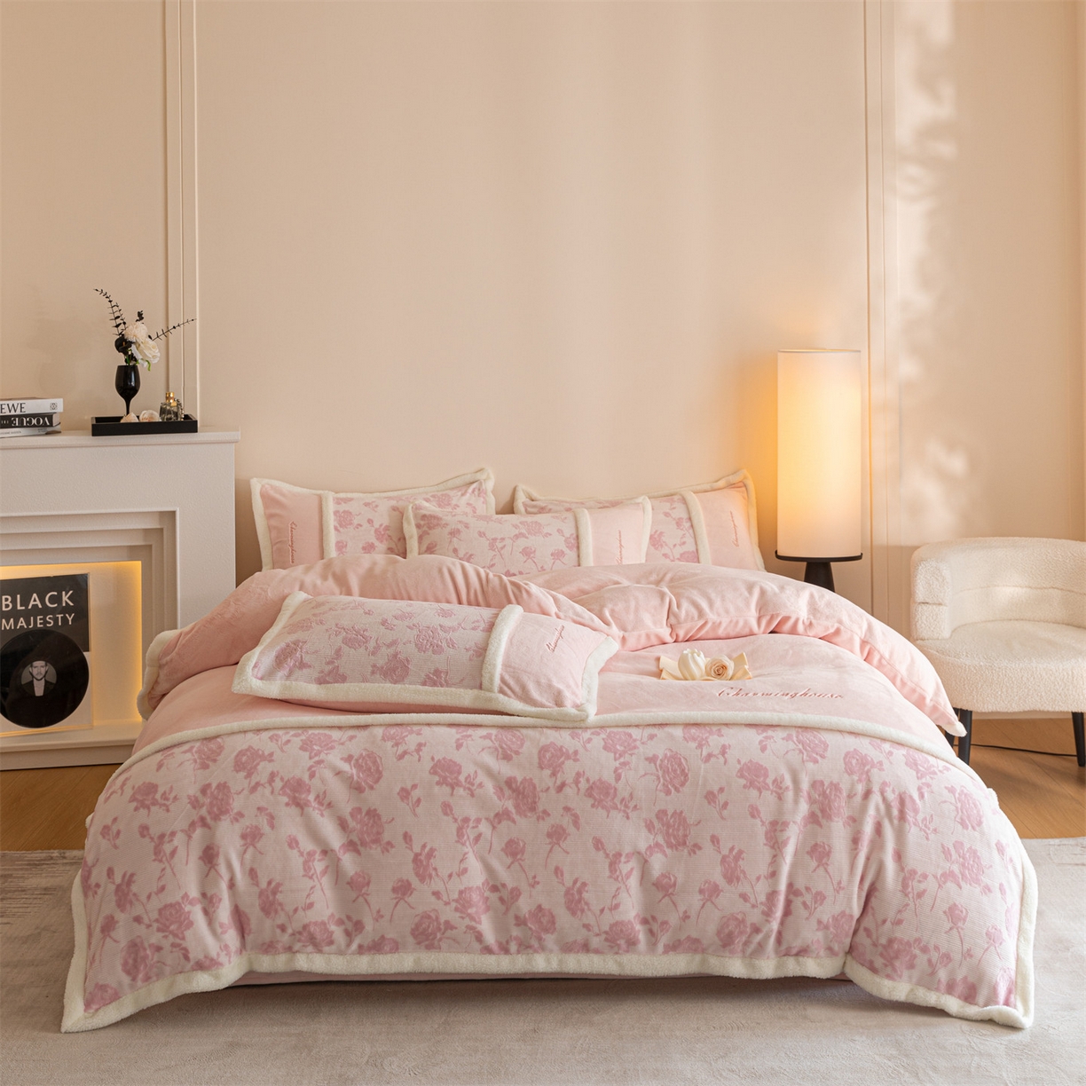 91家纺网 家纺一手货源 找家纺 遇见家居生活馆 2025新款高克重雕花绒拼接刺绣四件套系列-艾菲妮 玫瑰-靓粉（深）