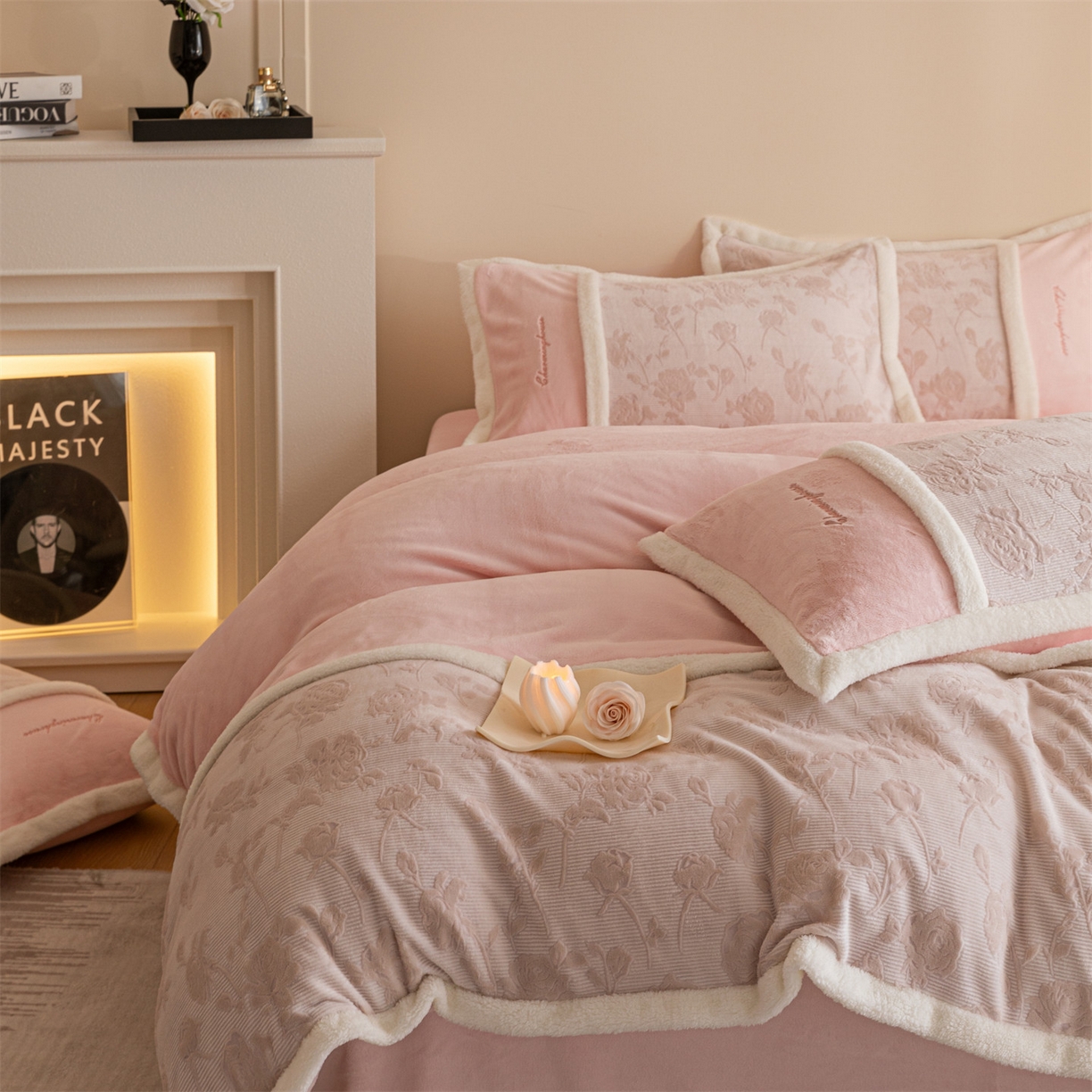 91家纺网 家纺一手货源 找家纺 遇见家居生活馆 2025新款高克重雕花绒拼接刺绣四件套系列-艾菲妮 玫瑰-靓粉（浅）