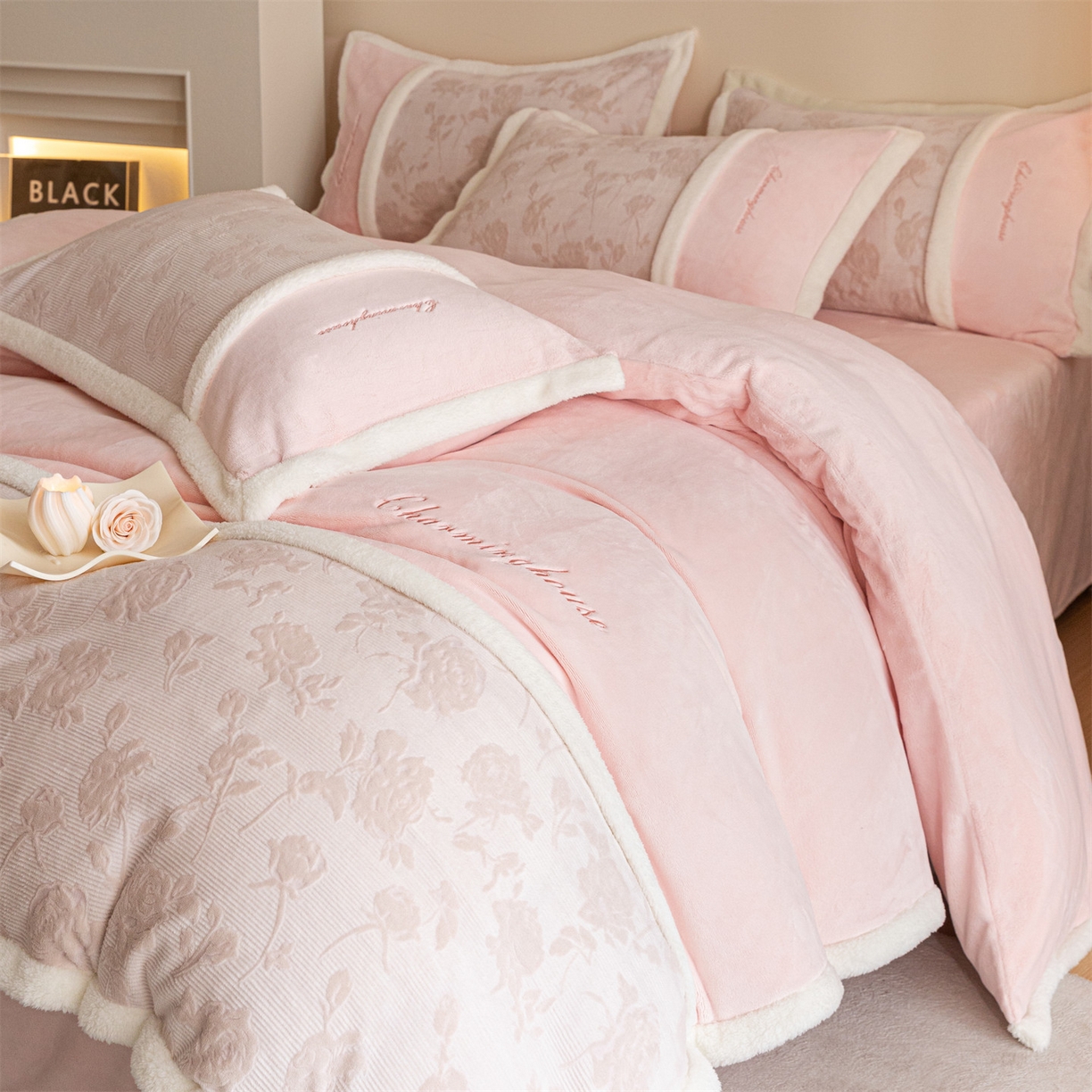 91家纺网 家纺一手货源 找家纺 遇见家居生活馆 2025新款高克重雕花绒拼接刺绣四件套系列-艾菲妮 玫瑰-靓粉（浅）