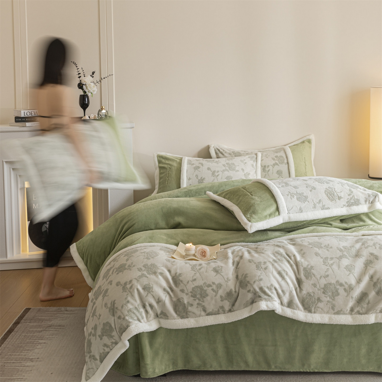 91家纺网 家纺一手货源 找家纺 遇见家居生活馆 2025新款高克重雕花绒拼接刺绣四件套系列-艾菲妮 玫瑰-月白绿